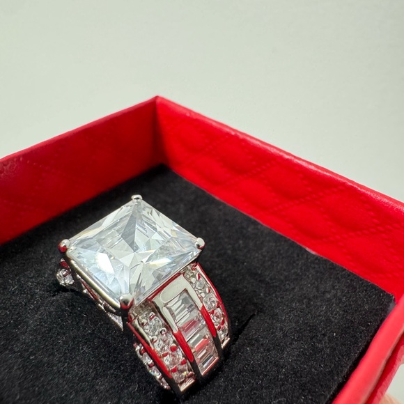 Ring - Picture 3 of 5